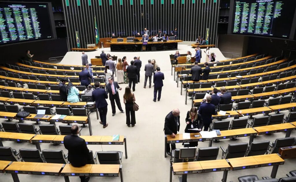 Bancada do agro reelege dois em cada três deputados e amplia presença