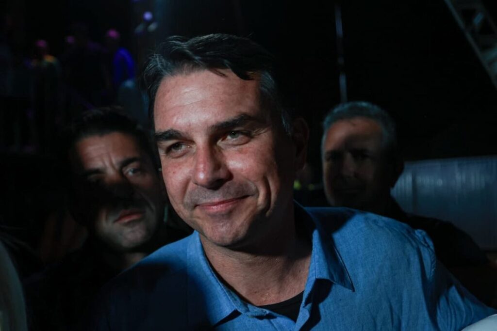 Flávio Bolsonaro promete ministério ao agro e alinhamento com o setor