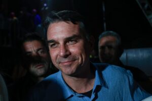 Flávio Bolsonaro promete ministério ao agro e alinhamento com o setor