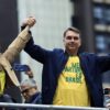 Flávio Bolsonaro promete ministério do agro à bancada ruralista
