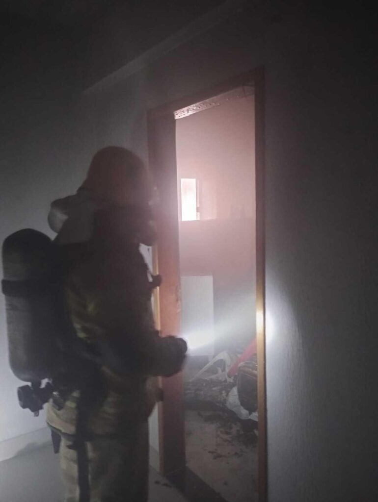 Morador é resgatado após incêndio atingir kitnet no Centro de Unaí...