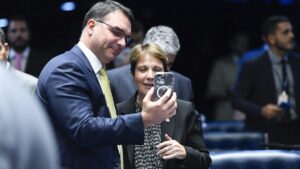 'O Brasil está leve', diz Tereza Cristina a Flávio Bolsonaro em agenda com o agro após vantagem em 1° turno