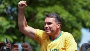 "Tesouraço": o Que Prevê a Cartilha de Flávio Bolsonaro para a Economia