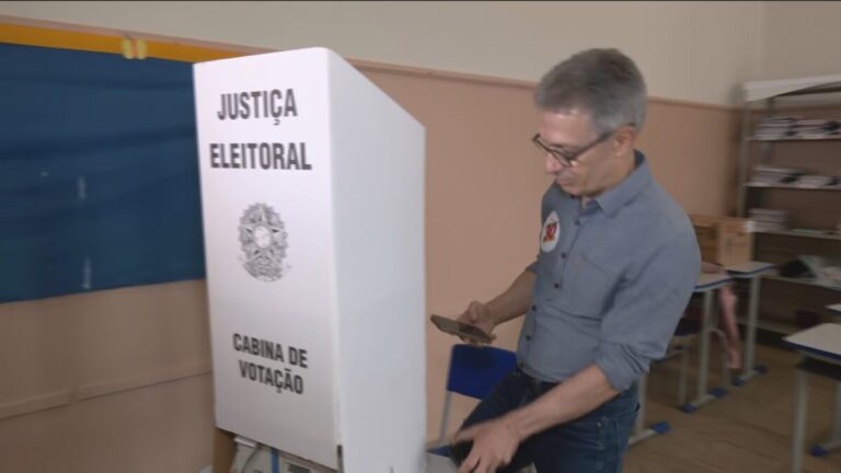 Zema levou dois celulares para cabine de votação, aponta MPE